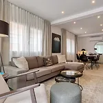 Appartamento 022 Stylish & Modern Apt, Near