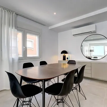 022 Stylish & Modern Apt, Near *